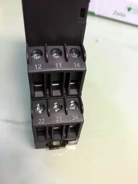 シュナイダーRM22UA22MR