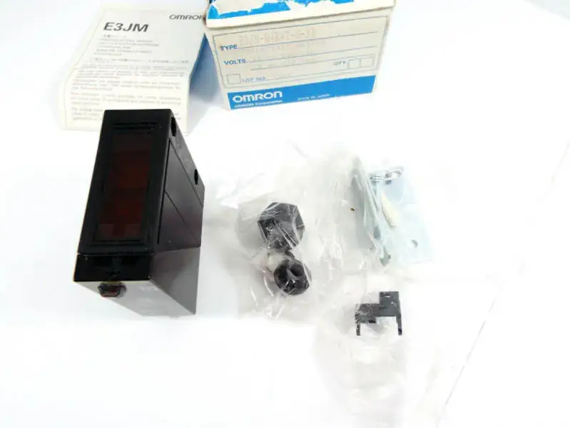 オムロン E3JM-R4R4T-G-33 光電センサ
