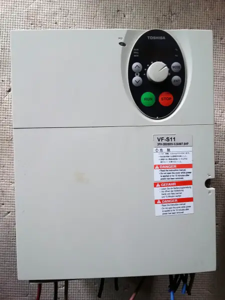 東芝VFS11-4055PL-WN(3) 5.5KW-11KVA-7.5HP