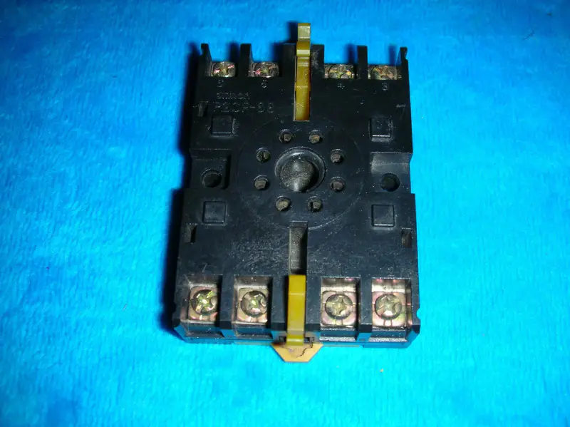 オムロン P2CF-08