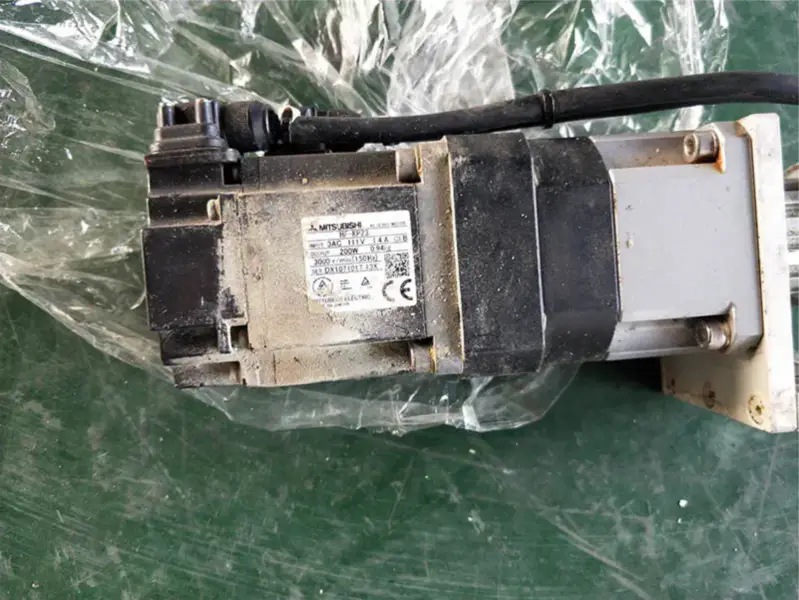 三菱 MR-J3-20A HF-KP23 200w