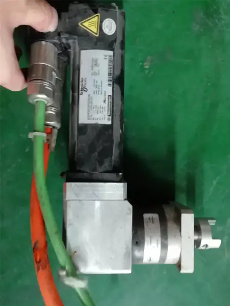 シュナイダー BSH0553P02A2A 0.88kw