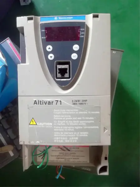 シュナイダーのAltivar71 2.2KW 380V ATV71HU22N4Z