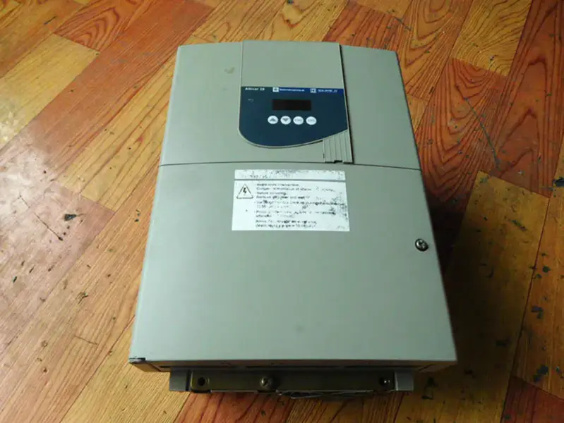 シュナイダーATV28HU90N4 5.5KW/7.5HP 380V