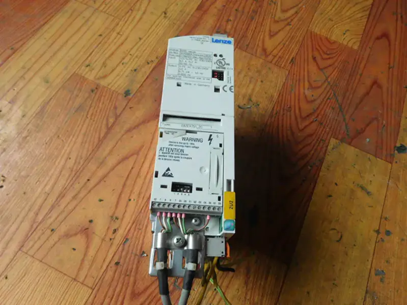 Lenze EDK82EV222 インバータドライブ
