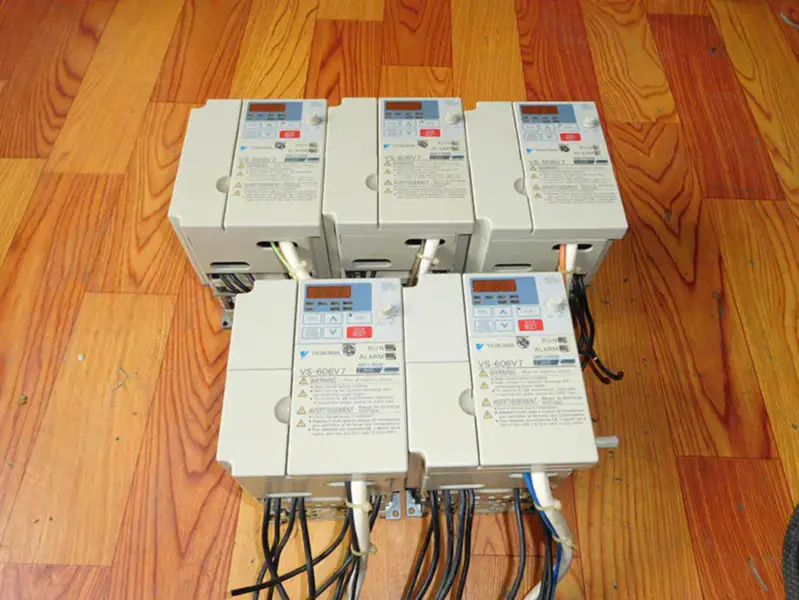 安川CIMR-V7AT42P2 2.2KW 380V
