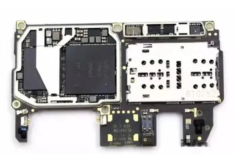 ファーウェイP10マザーボード、チップでロック解除