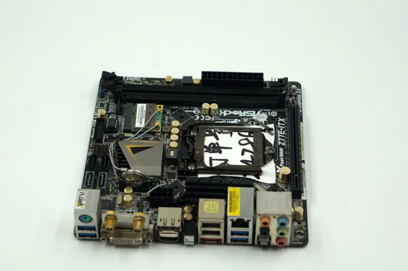 Asrock Z77E-ITX マザーボード Z77 LGA1155 Mini-ITX